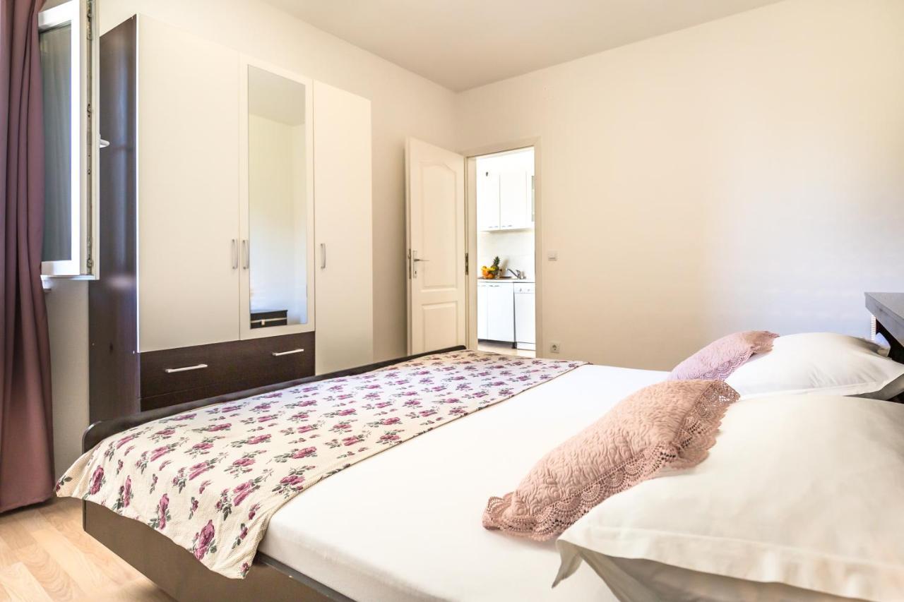 Jure Apartment *