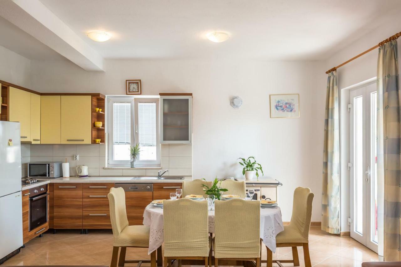 Jure Apartment *